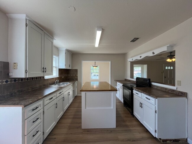 Building Photo - LINDALE PARK WITH EXTRA SQUARE FOOTAGE!!