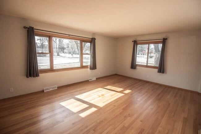 Building Photo - 706 North St