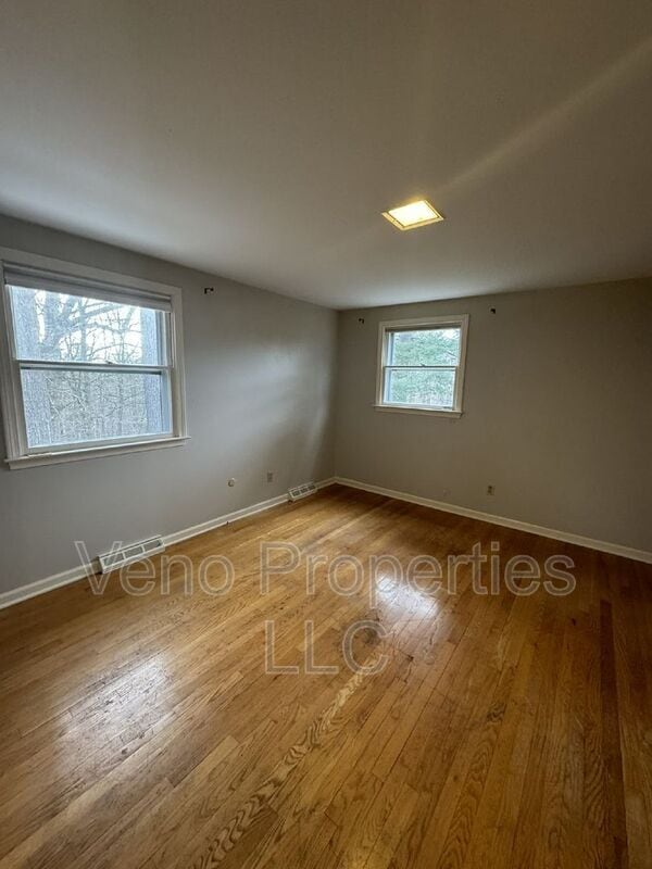 Building Photo - 15 Rivercrest Dr