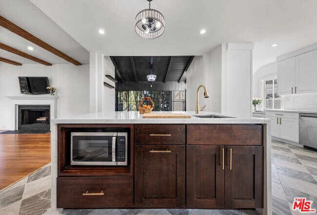 Building Photo - 2615 Canyon Dr