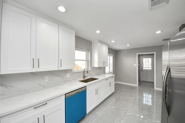 Building Photo - 9222 Sharpview Dr