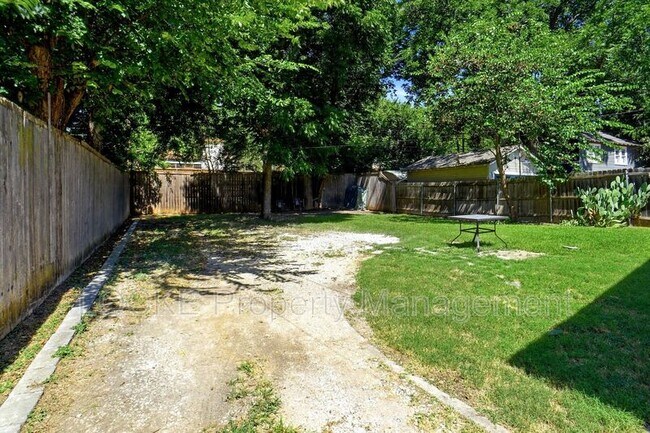 Building Photo - 1806 Clover Ln