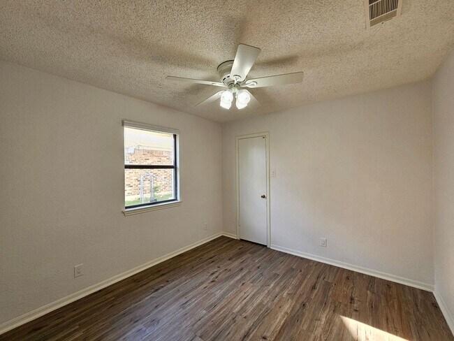 Building Photo - AVAILABLE NOW!