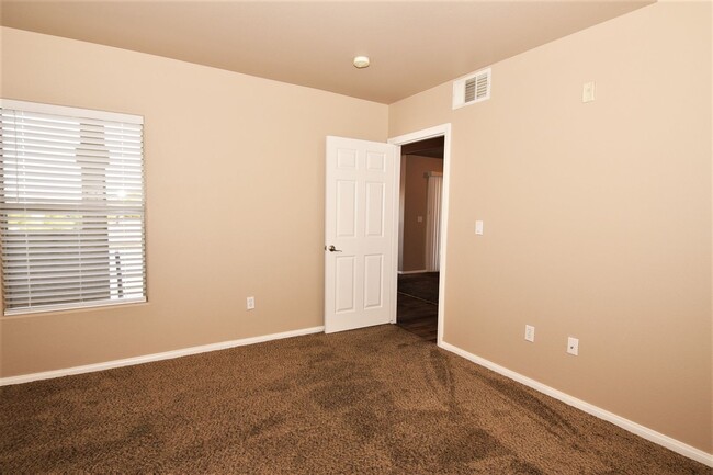 Building Photo - Great 2 Bedroom Condo At Coronado Palms