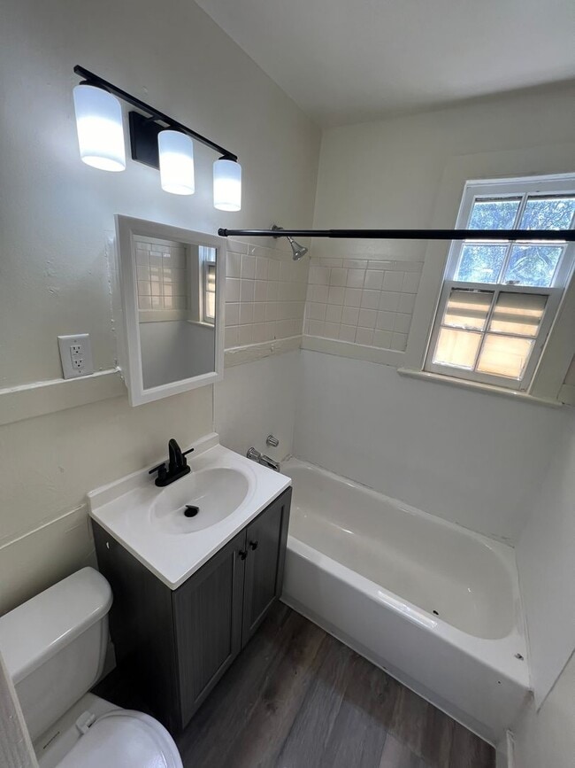 Building Photo - Remodeled 2 Bedroom Single Family Pet Friendly