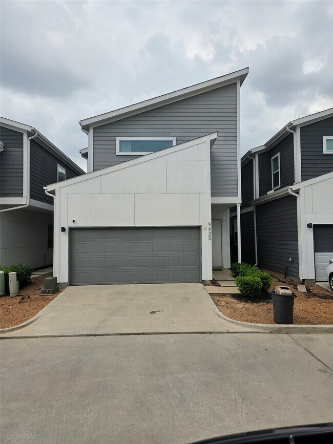 Building Photo - 9625 Habitat St
