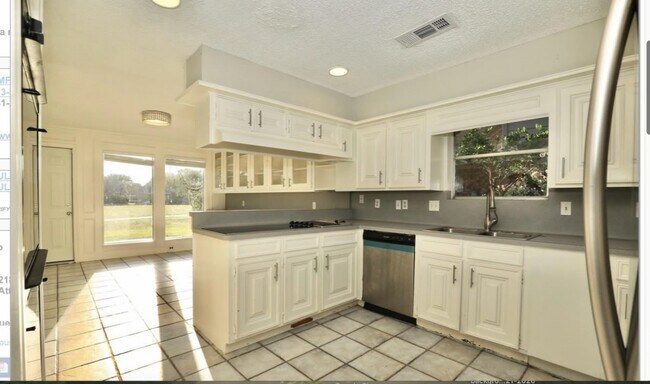 Building Photo - 538 Longview Dr