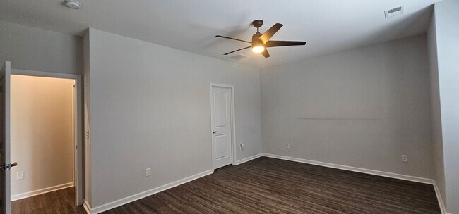 Building Photo - Live where charm meets convenience-Glenmoo...