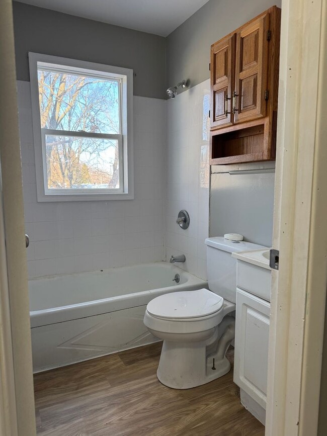 Building Photo - 4br 2bth large sun room and big fenced in backyard