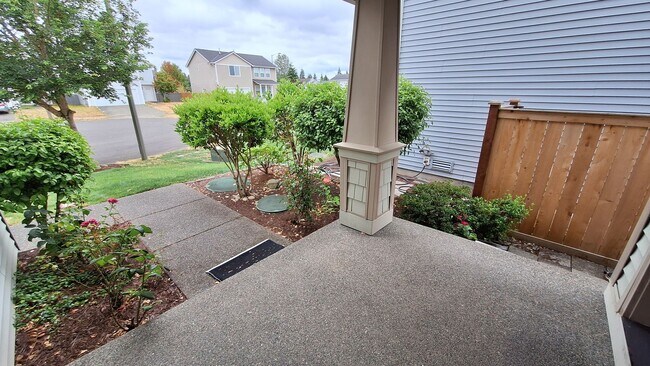 Building Photo - Just in Time for School!!! Beautifully Lan...