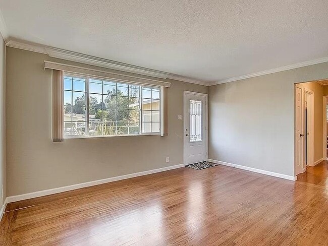 Building Photo - 463 Larkspur Dr