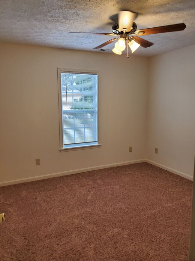 Building Photo - 2 Bedroom, 1 bath apartment Upstairs Unit