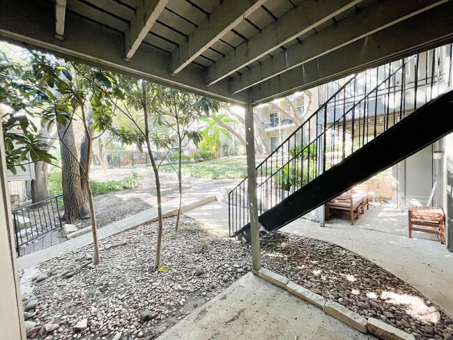 Building Photo - South Austin Condo located in Gated Commun...