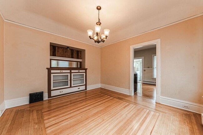 Building Photo - Victorian Home Downtown! 6 - Month Leases ...