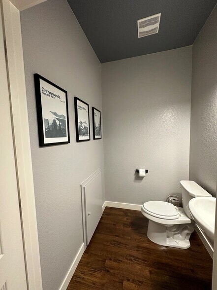 Building Photo - 2061 W 67th Pl