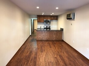 Building Photo - Los Caballeros #111