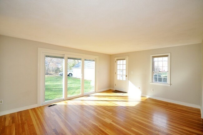 Building Photo - 15 Seaborn Pl