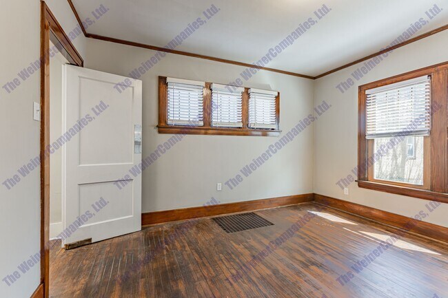 Building Photo - 606 W White St