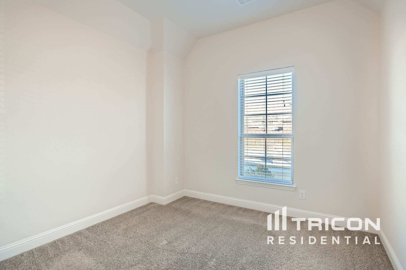 Building Photo - 334 S Hill Dr