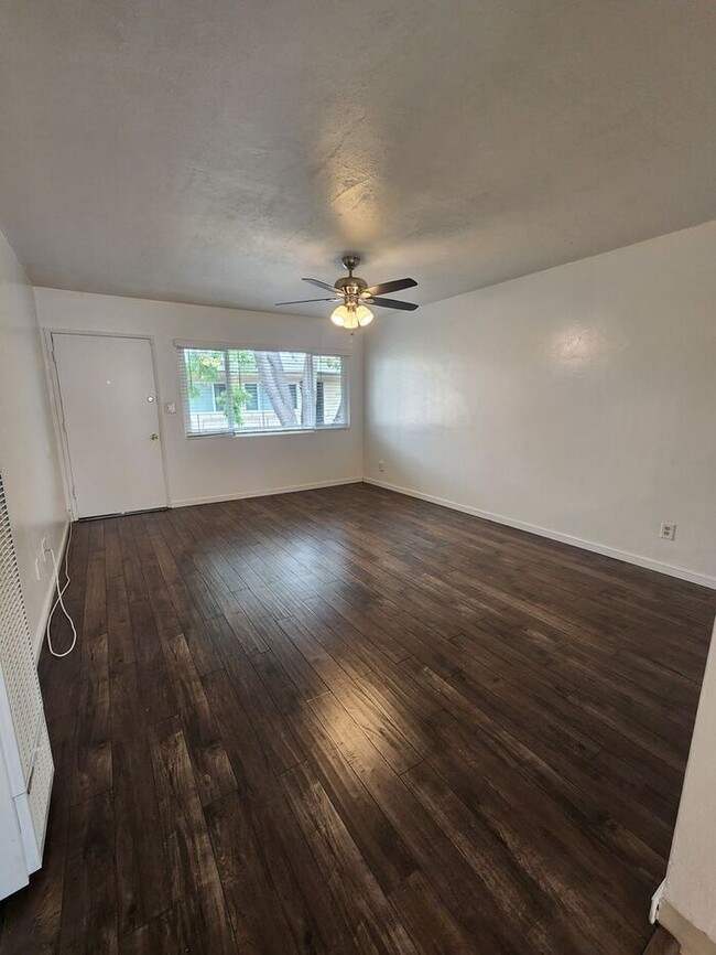 Building Photo - $1000 REBATE-Open Floor Plan - 2BR/1BA End...