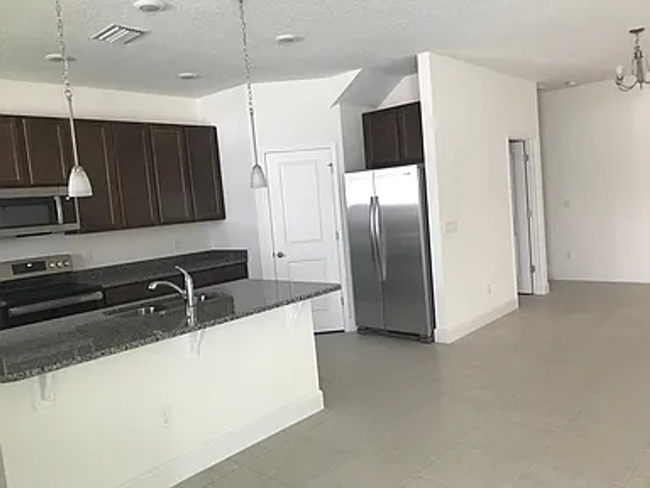 Building Photo - Spacious 3-Bedroom Townhouse in Grandview ...