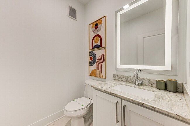 Building Photo - 975 Memorial Dr SE