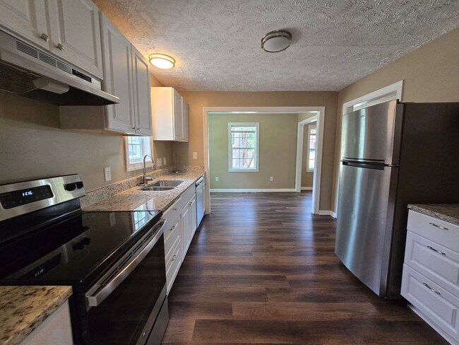 Building Photo - 707 Miller Ave