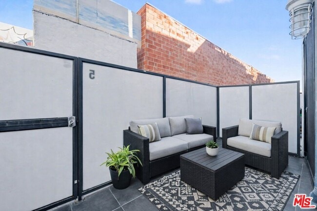 Building Photo - 700 Main St