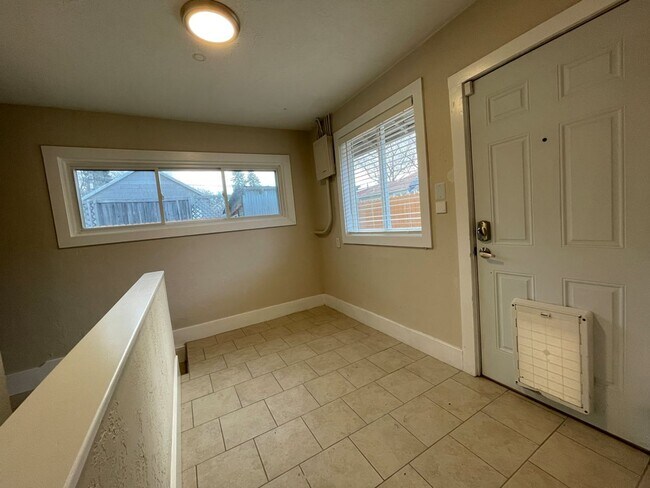 Building Photo - 6 Bedroom/2.5 Bath Home in North Fort Coll...