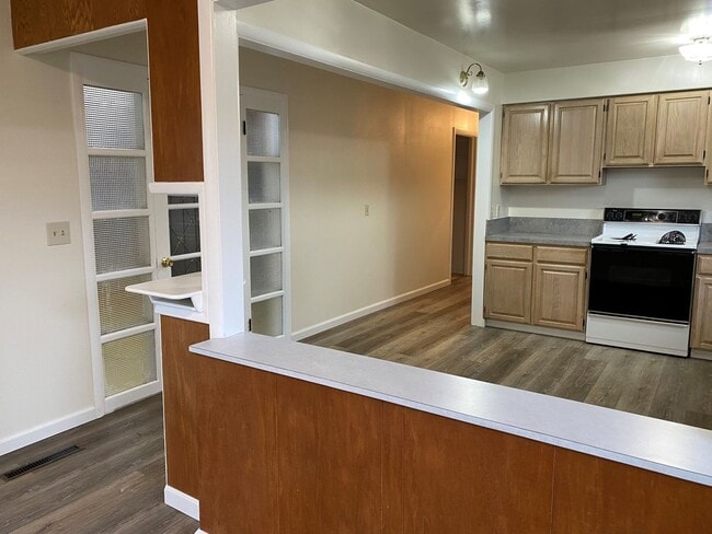 Building Photo - ~3 Bedroom Hucrest Home~