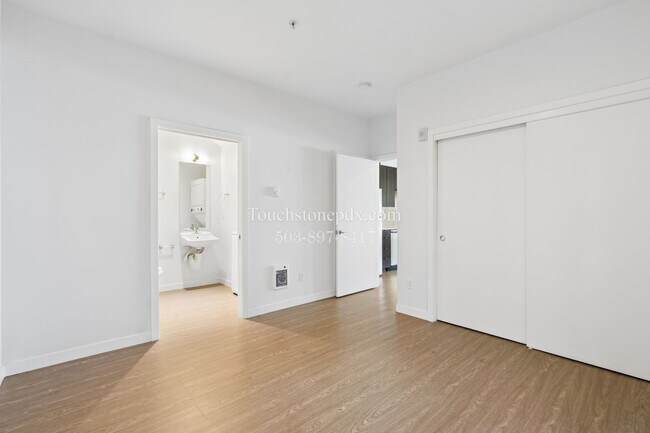 Building Photo - Ground-Level Modern Apartment at Bradley Commons!