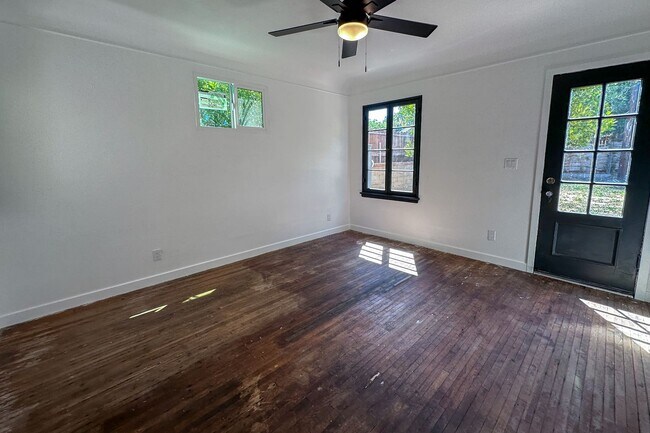 Building Photo - 1521 S Stanley Ave