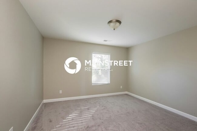 Building Photo - 3 Bedroom Pet-Friendly Home in Charlotte, NC with Main Street Renewal