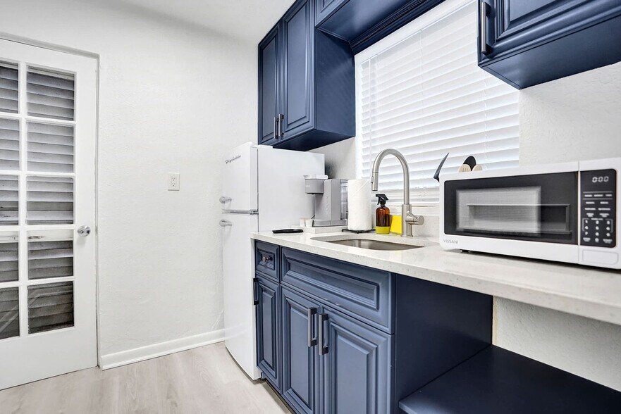 Building Photo - 101 Lucerne Ave