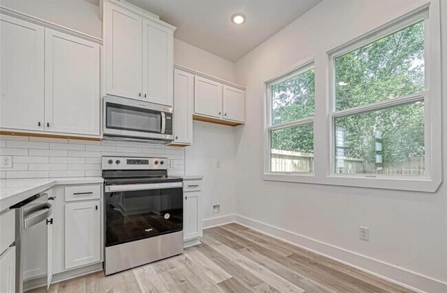 Building Photo - 8405 Schneider St