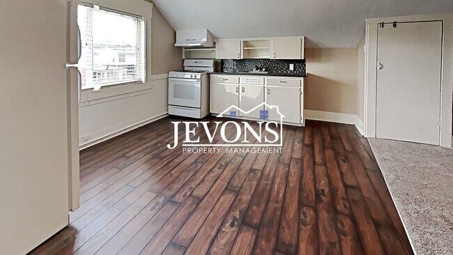 Building Photo - $300 Rent Credit - Well-kept ground-floor ...