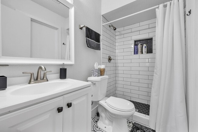 Building Photo - 1510 W 7th Dr