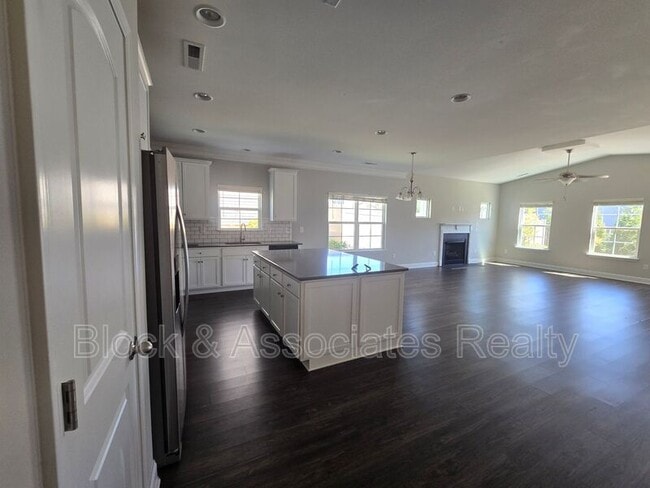 Building Photo - 5553 Marblehead Dr