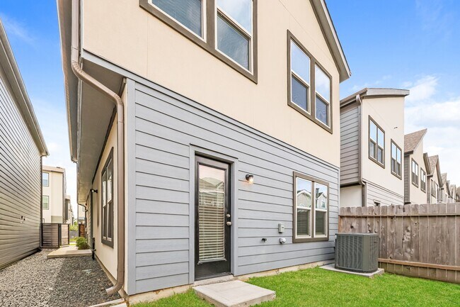 Building Photo - 18326 W Centro Cir