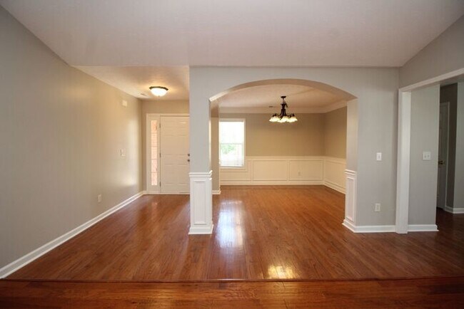 Building Photo - Huge Ranch home!