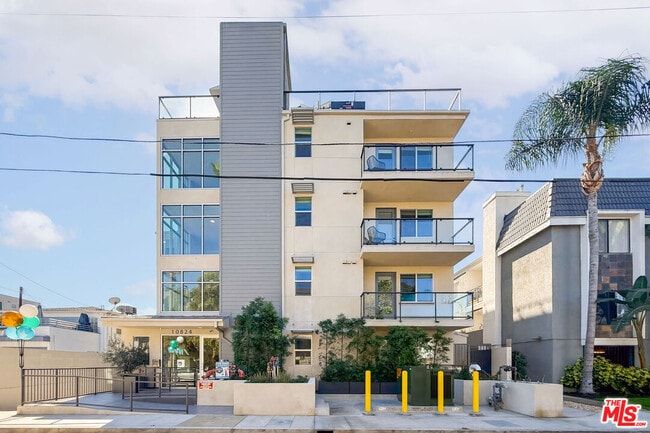 Building Photo - 10824 Blix St