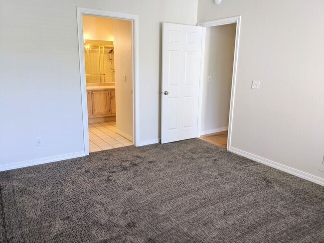 Building Photo - Updated Condo in Downtown Salt Lake City