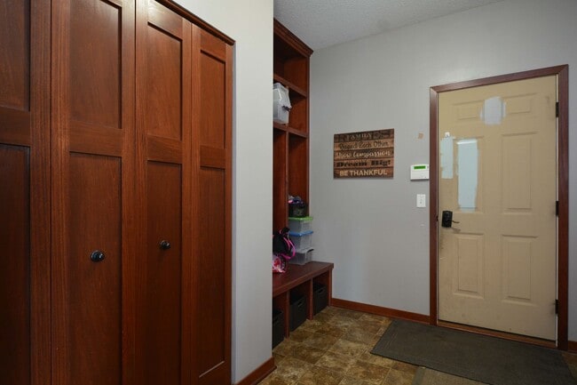 Building Photo - Spacious 5-Bed 4-Bath Home Available in Chaska - Great Location!