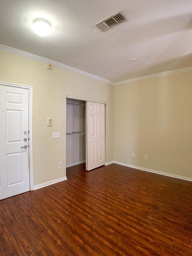 Building Photo - Studio unit in Downtown with free water an...