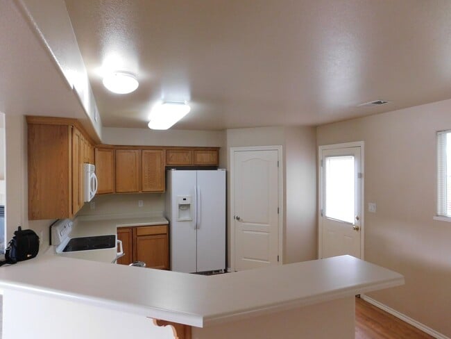 Building Photo - TWO WEEKS FREE RENT!