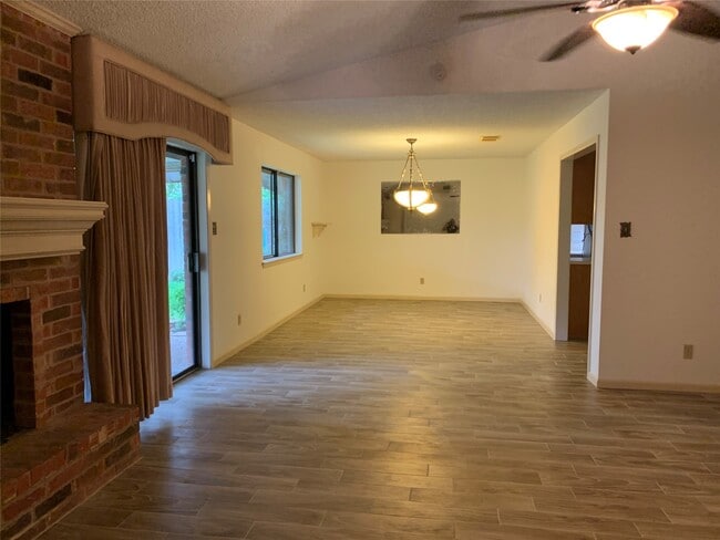 Building Photo - 10710 Sagebluff Dr