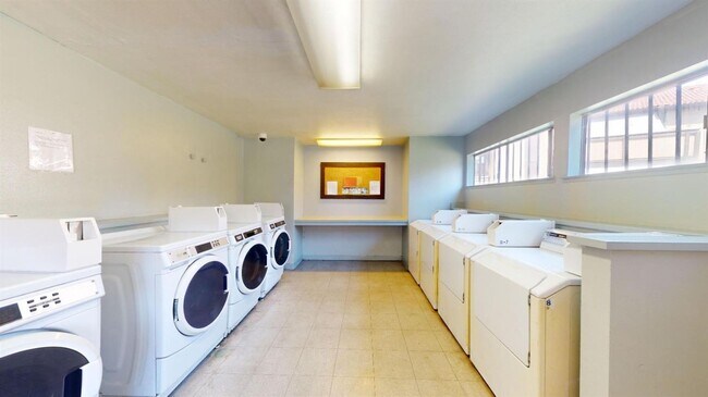 Building Photo - Spacious 2/1 Condo in Gated Community