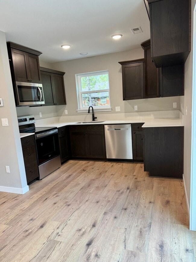 Building Photo - BRAND NEW 2-bd/2-bath in the serene community of Tollgate! - Sisters, OR