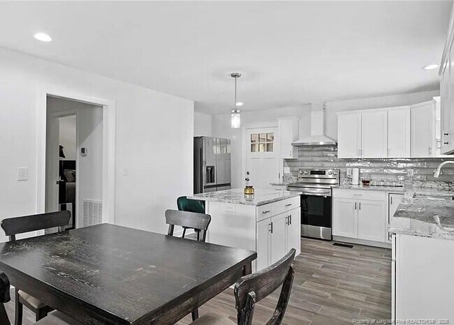 Building Photo - 150 Della Dr