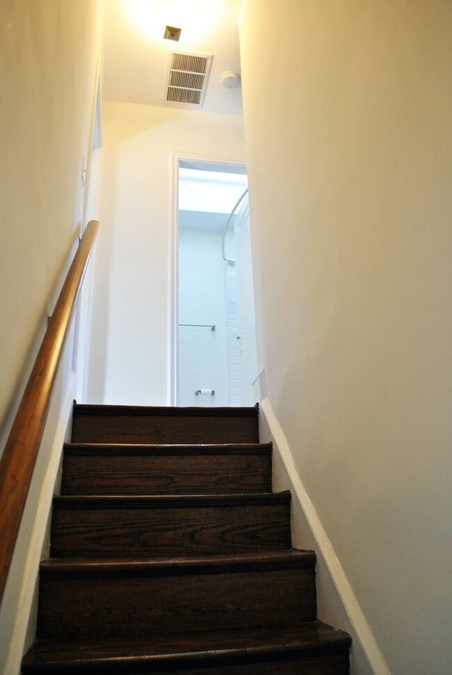 Building Photo - Georgetown near GT Medstar Hospital, Chic Rowhouse 5br/3Ba w/Yard, Deck, Parking